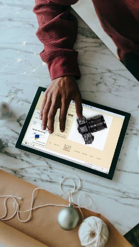 hands using an ipad working in digital marketing